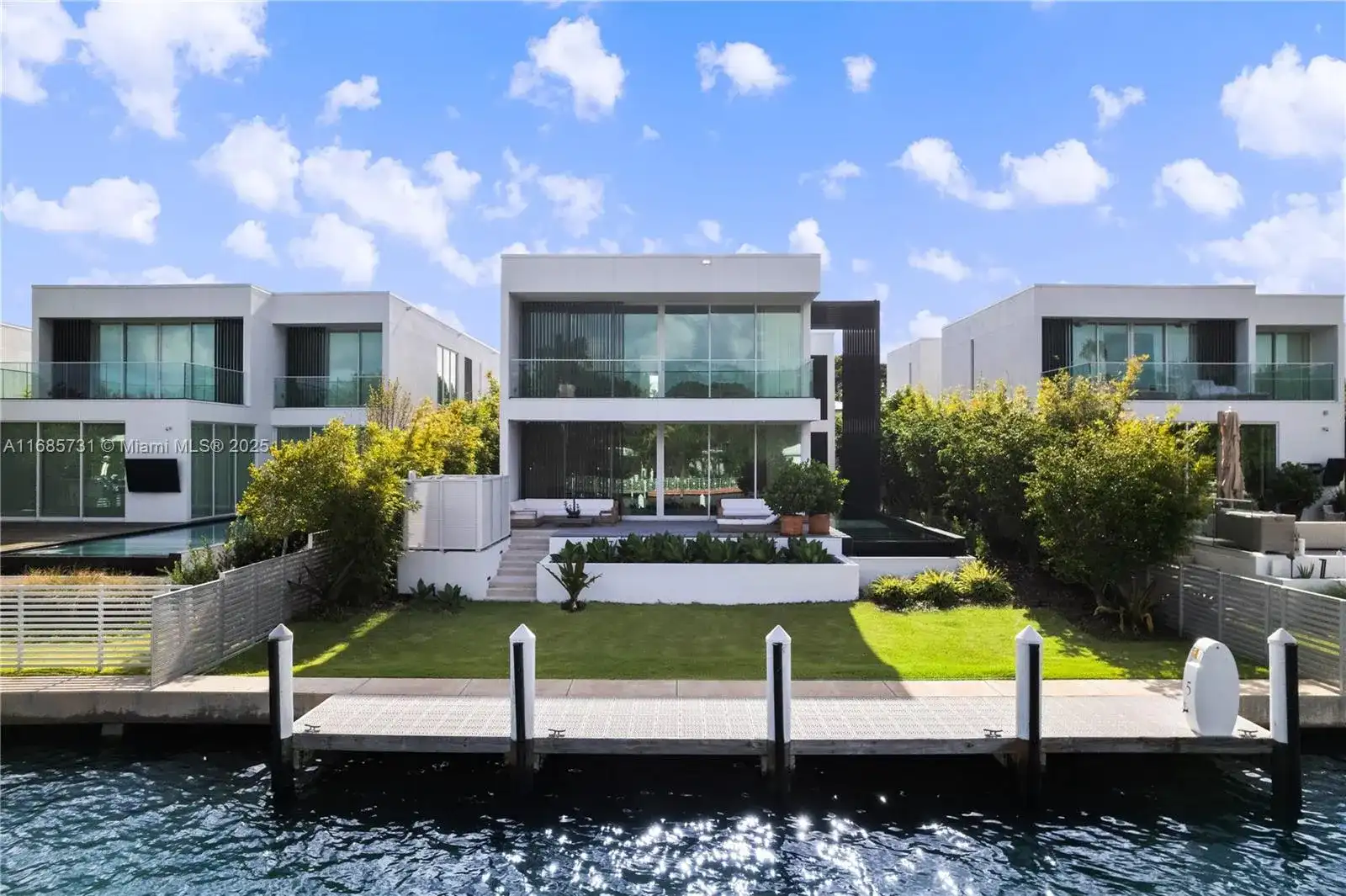 1041 W 48th St, Miami Beach FL 33140
