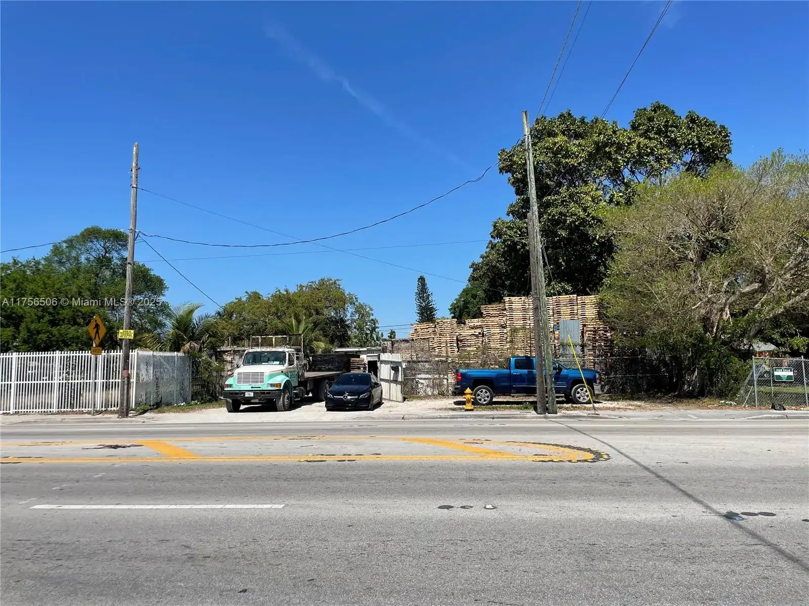 3013 NW 54th St, Miami FL 33142
