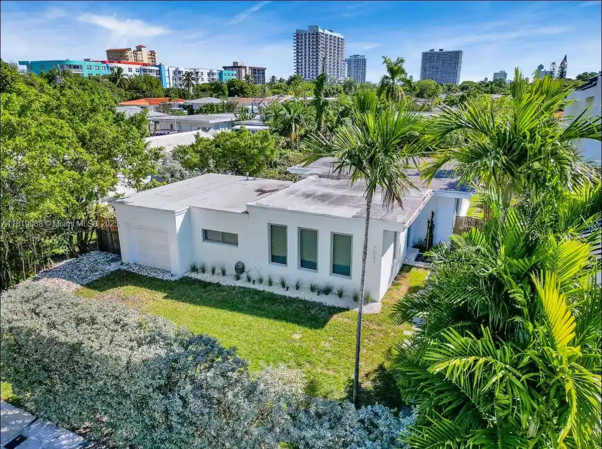 7537 W Treasure Dr, North Bay Village FL 33141