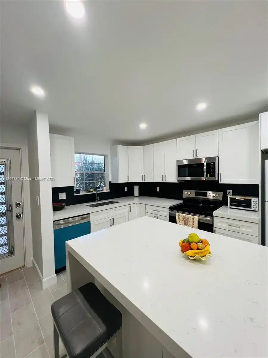 2200 NE 36th St # 3, Lighthouse Point FL 33064