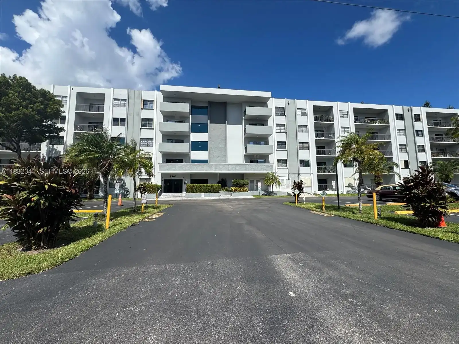 1301 NE 7th St # 106, Hallandale Beach FL 33009
