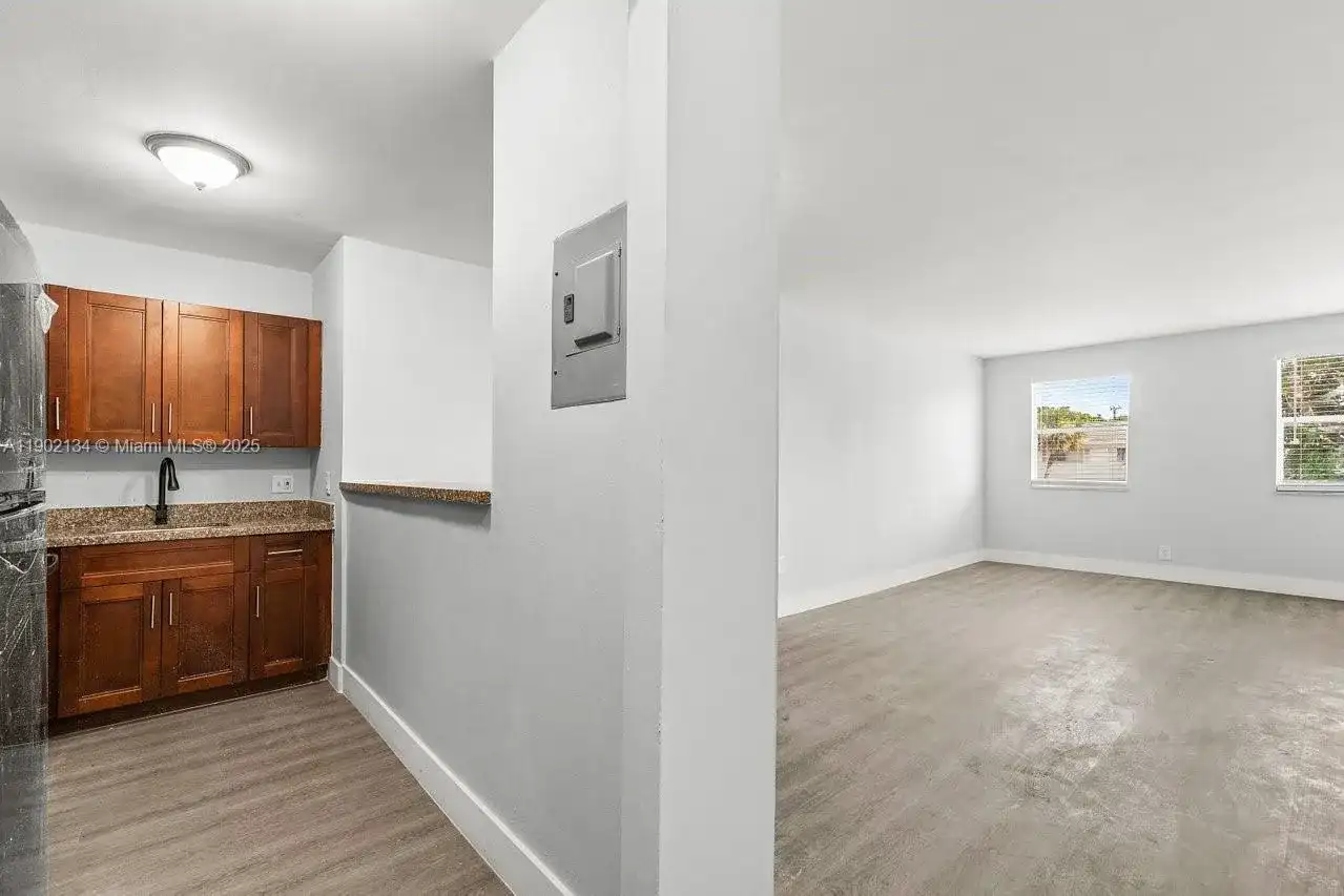 1530 Crescent Cir # 8, Lake Park FL 33403