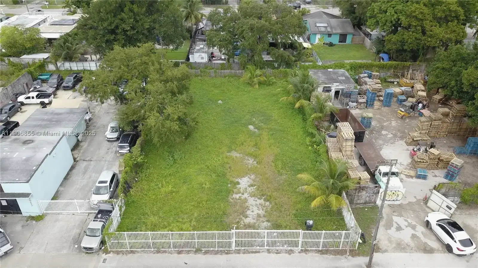 3039 NW 54th St, Miami FL 33142
