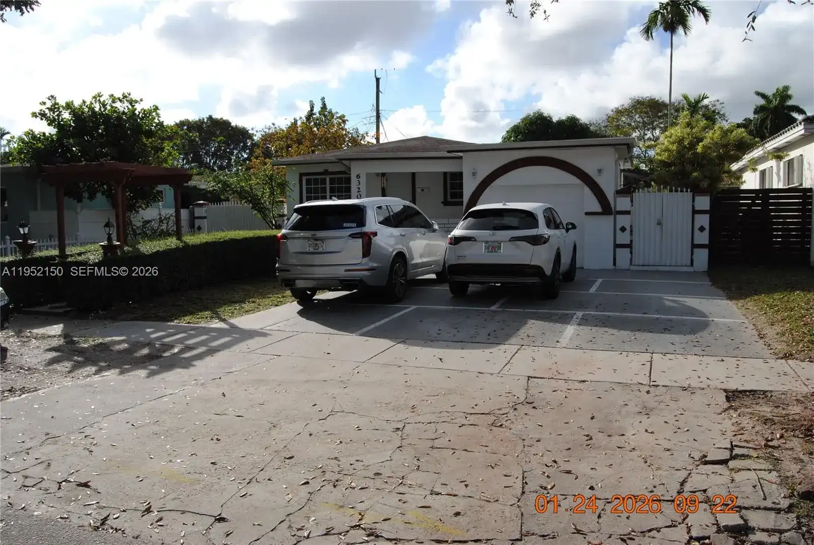 6320 NW 40th St, Virginia Gardens FL 33166