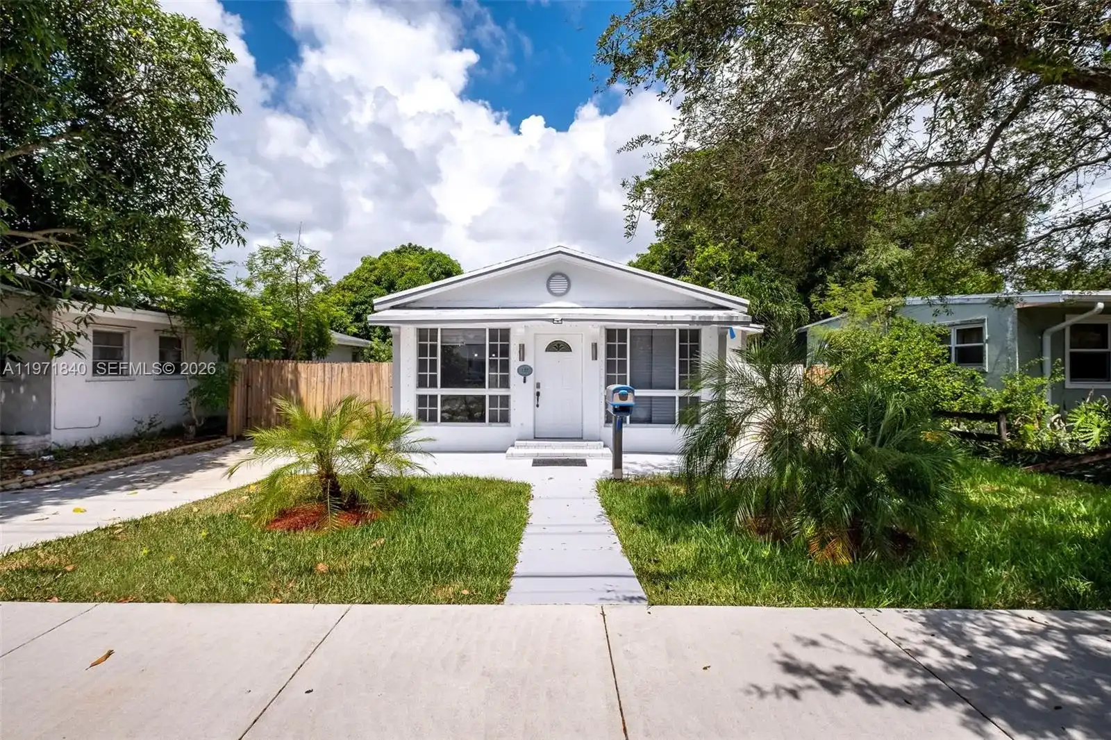 132 SW 2nd Ave, Hallandale Beach FL 33009