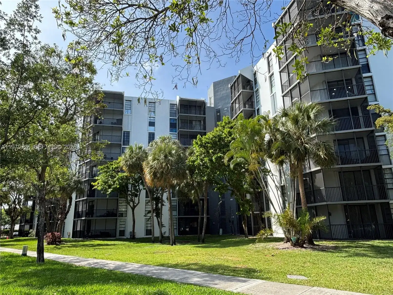 3301 N Country Club Dr # 211, Aventura FL 33180