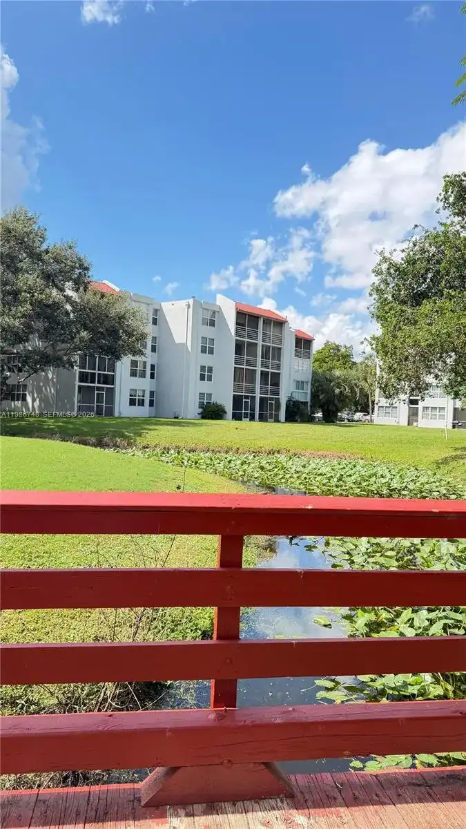 9461 Evergreen Pl # 305, Davie FL 33324