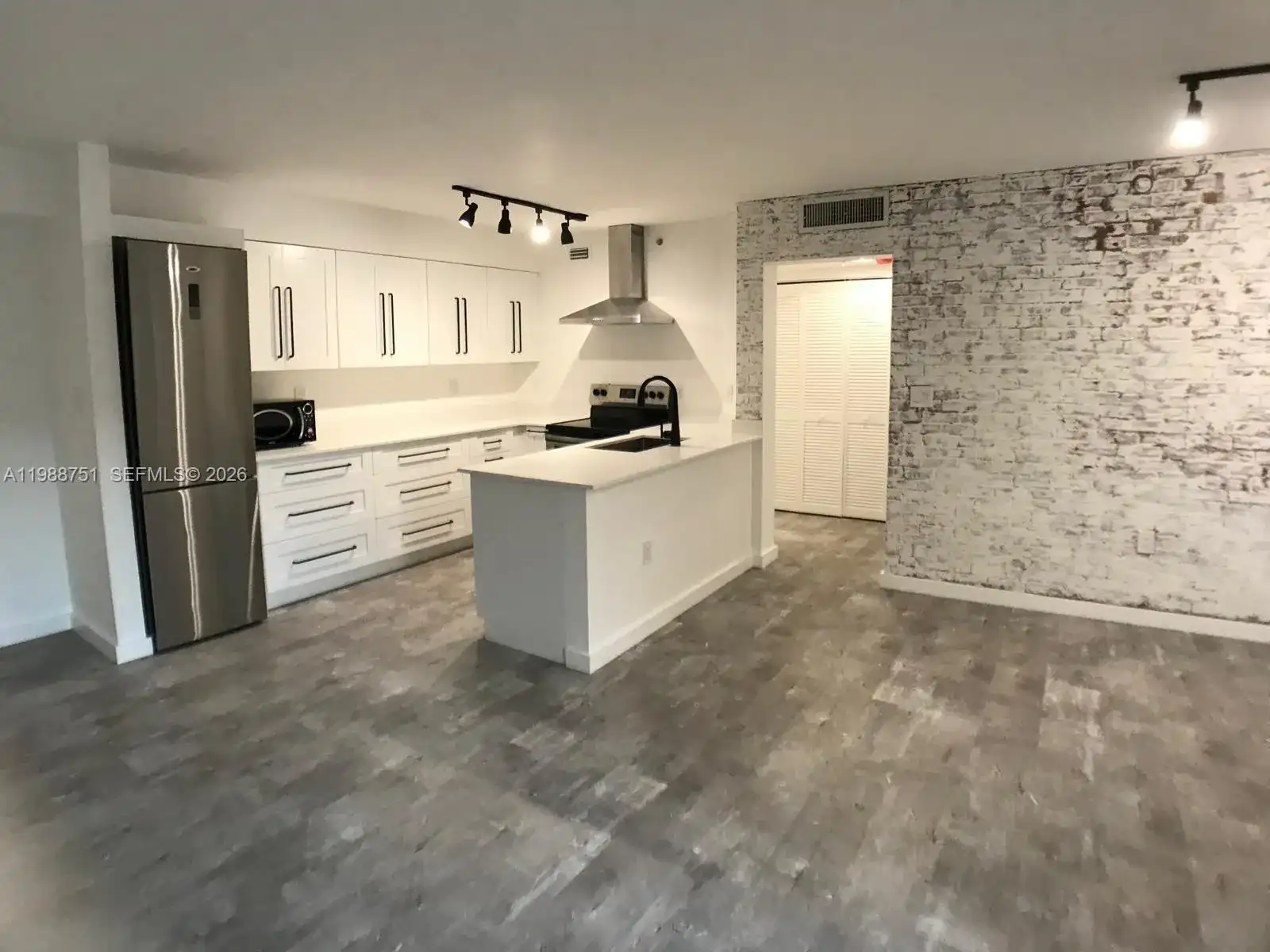 751 N Pine Island Rd # 211, Plantation FL 33324