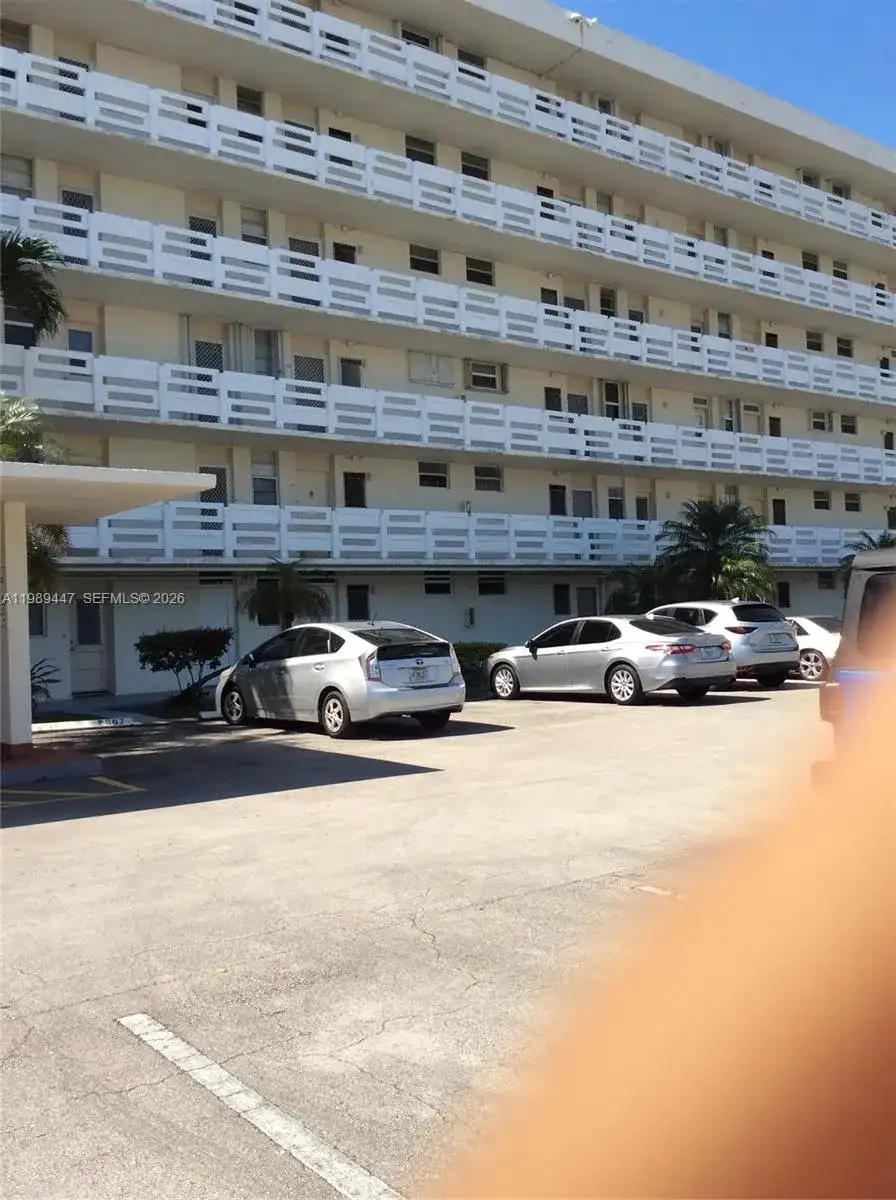 3000 Marcos Dr # P304, Aventura FL 33160