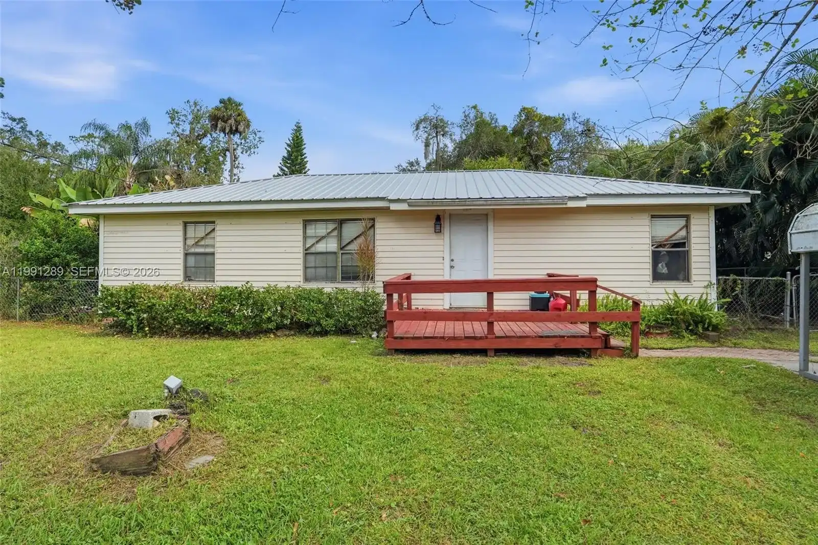 868 avalon ave, La Belle FL 33935