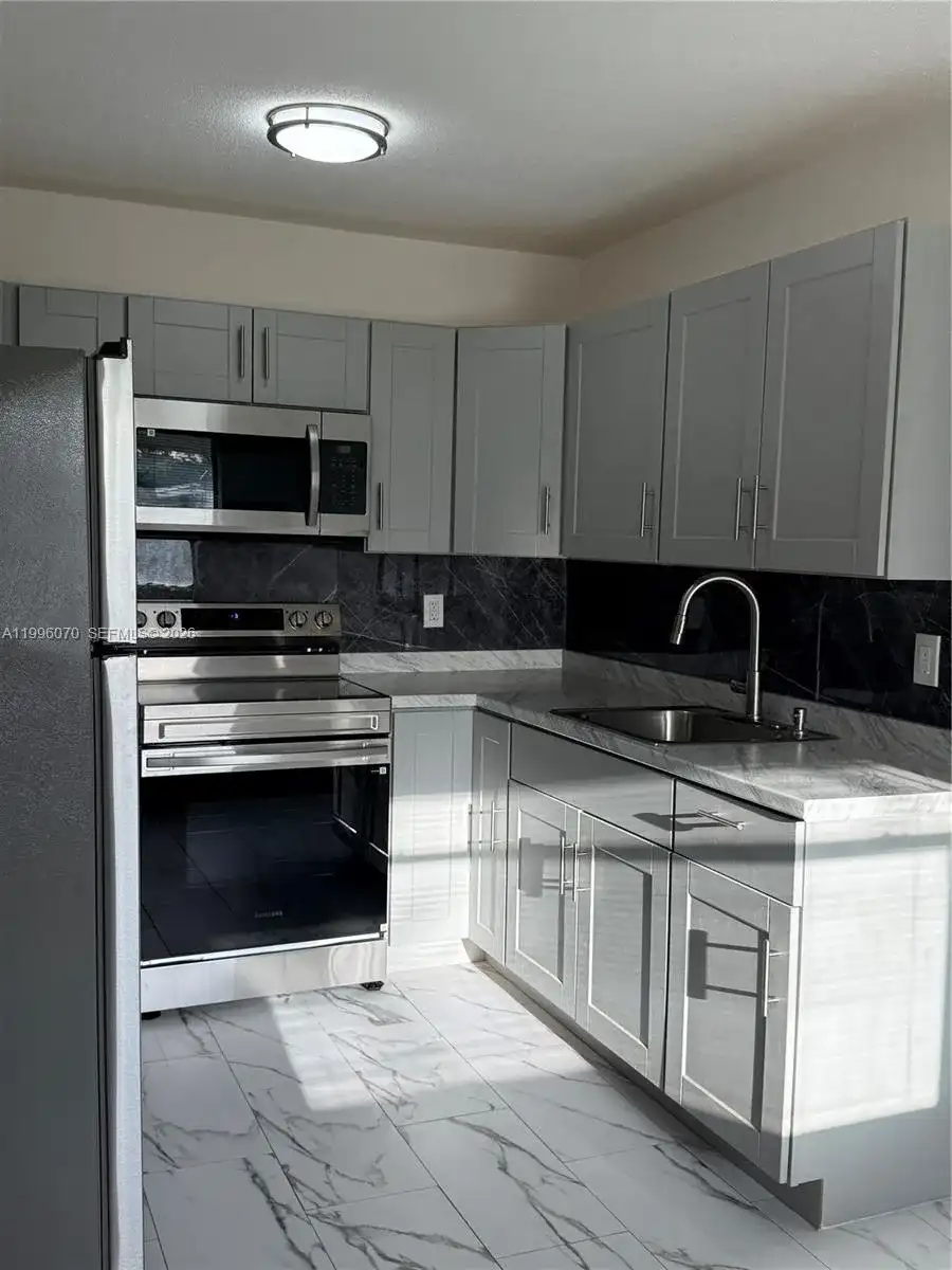 6071 SW 33rd St # 4, Miramar FL 33023