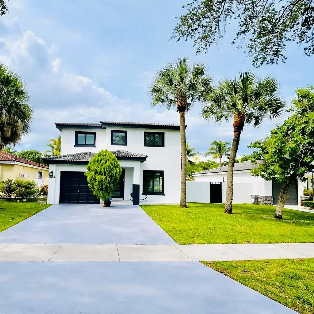 9069 NW 193rd St, Hialeah FL 33018