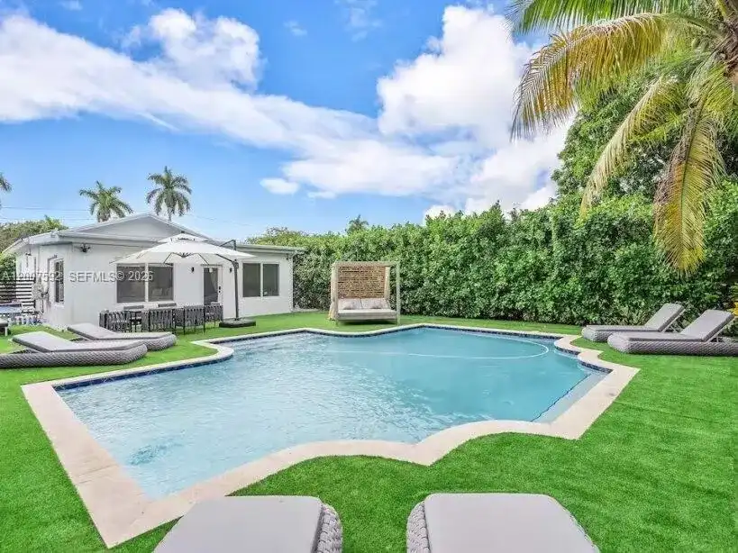 545 NW 52nd St, Miami FL 33127