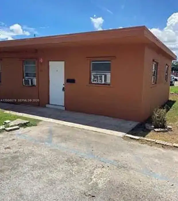 1109 SW 2nd St, Homestead FL 33030