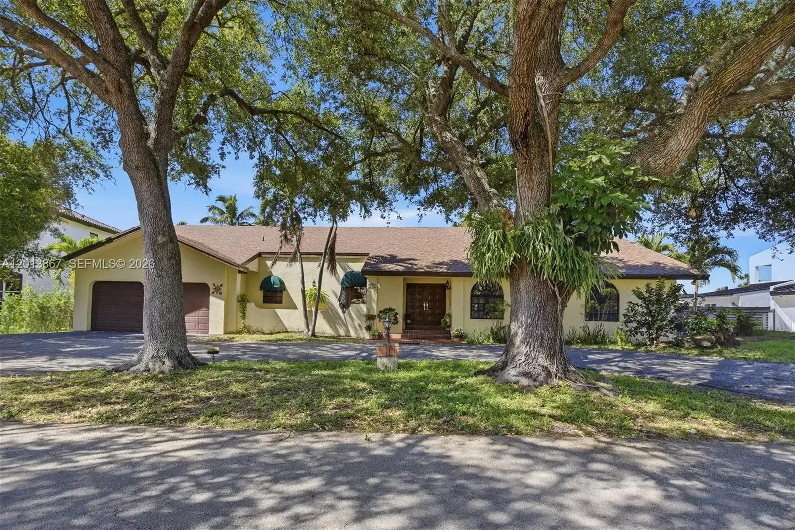 7200 N Oakmont Dr, Hialeah FL 33015