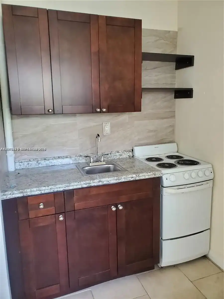 5411 Ravenswood Rd # 7a, Dania Beach FL 33312