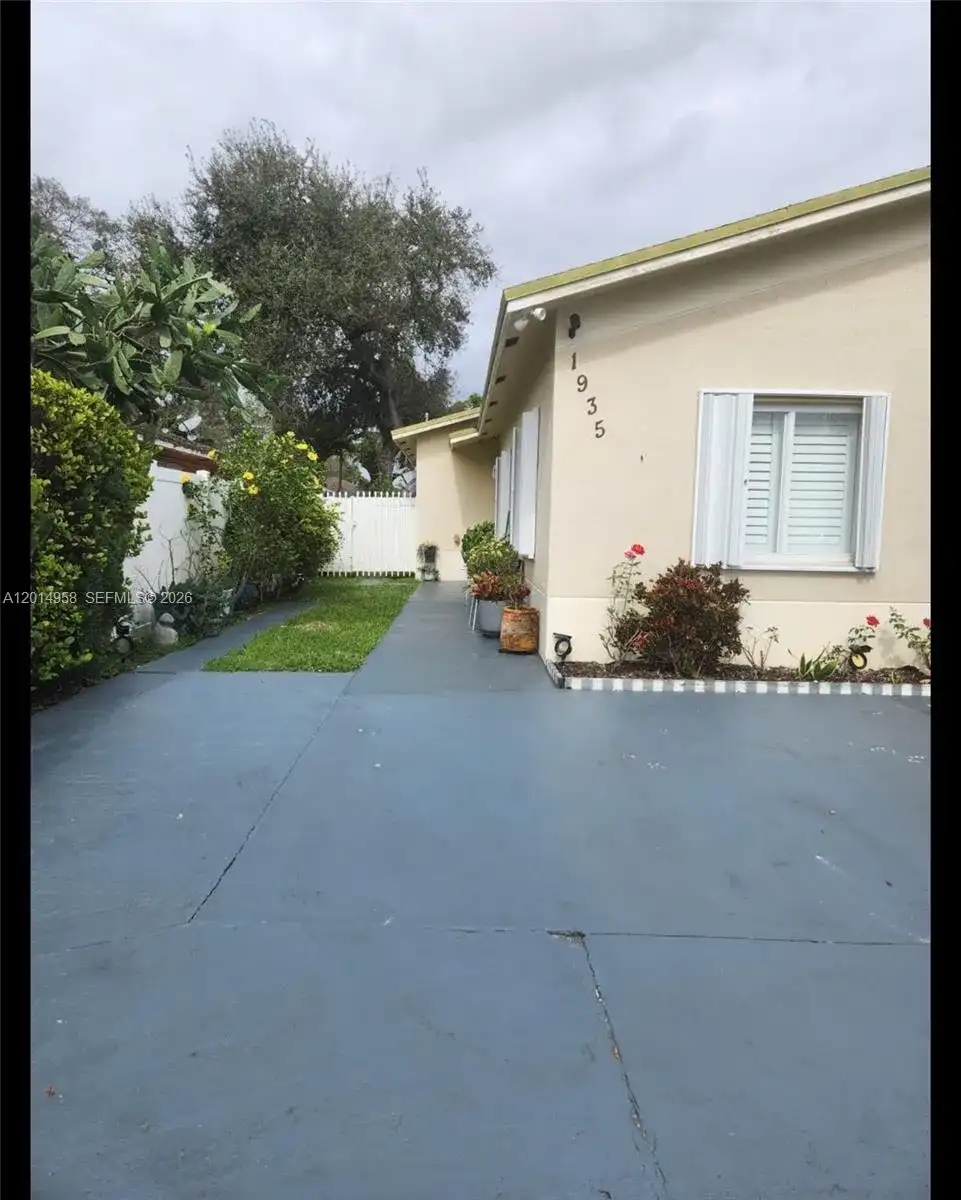 1935 NW 96th St, Miami FL 33147