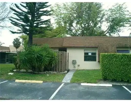 5702 Swordfish Cir, Tamarac FL 33319