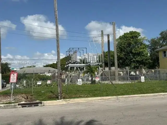193 NW 16th St, Miami FL 33136