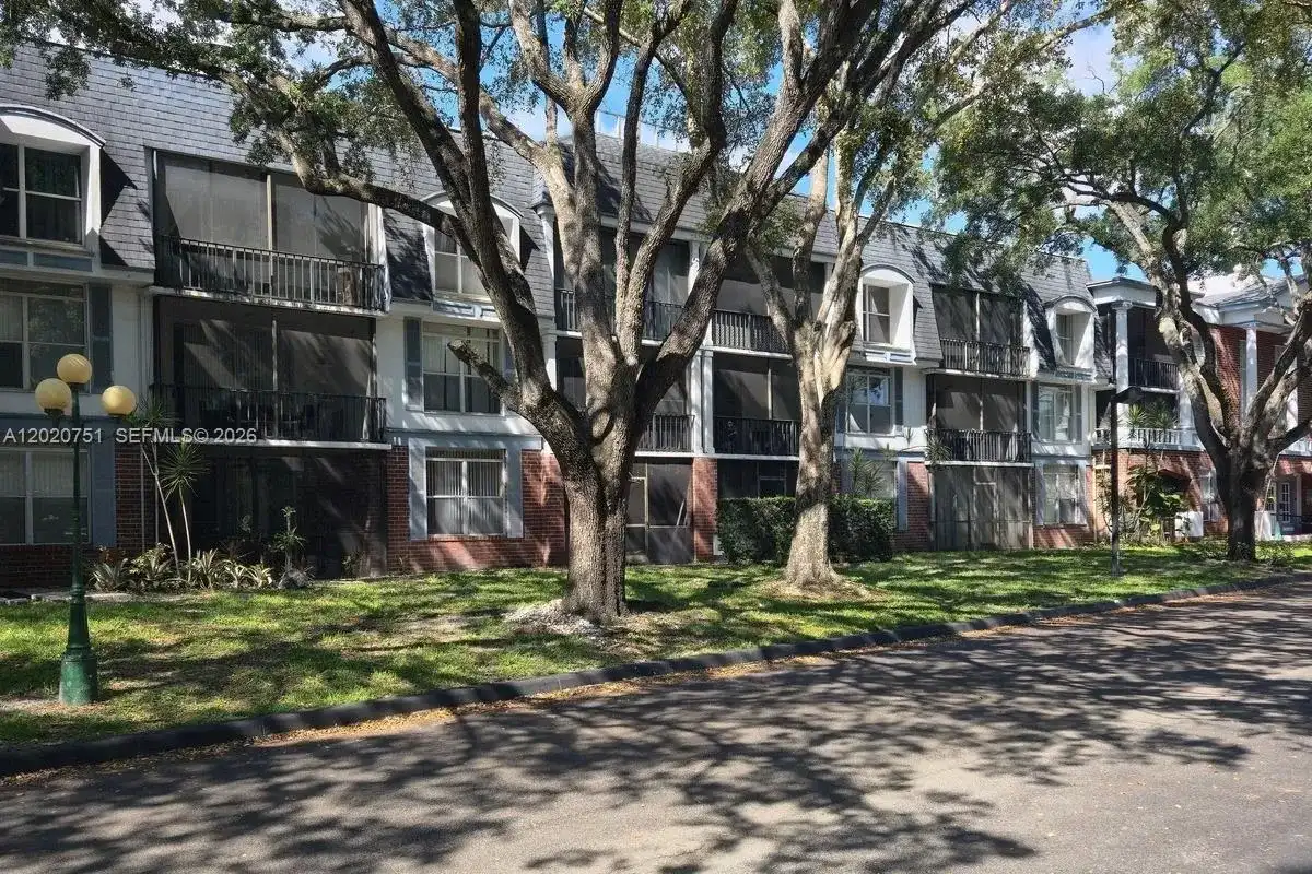 3660 Inverrary Dr # 3T, Lauderhill FL 33319