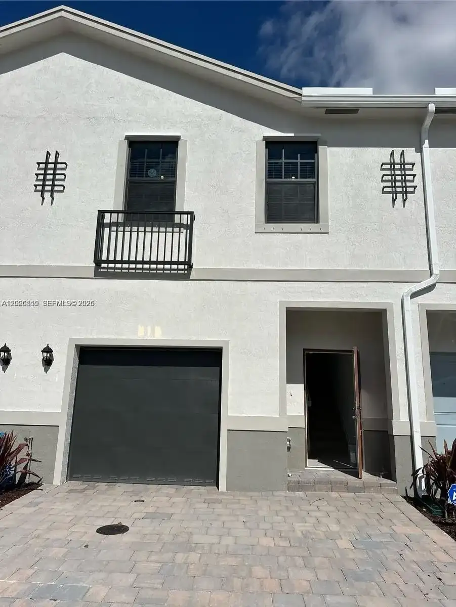 853 SW 12th St, Florida City FL 33034