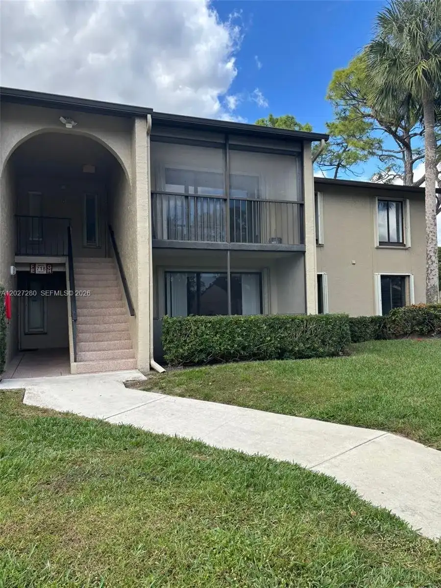718 Sunny Pine Way # H2, Green Acres FL 33415