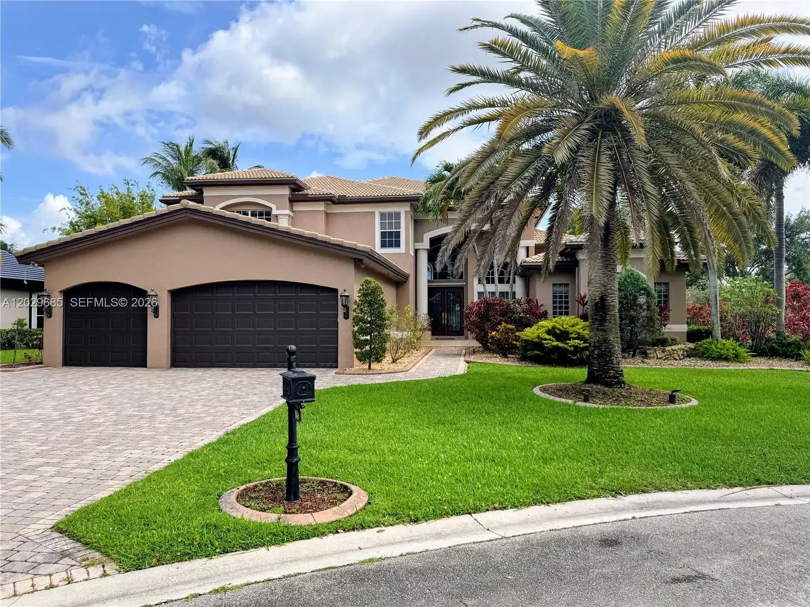 10445 Canterbury Ct, Davie FL 33328