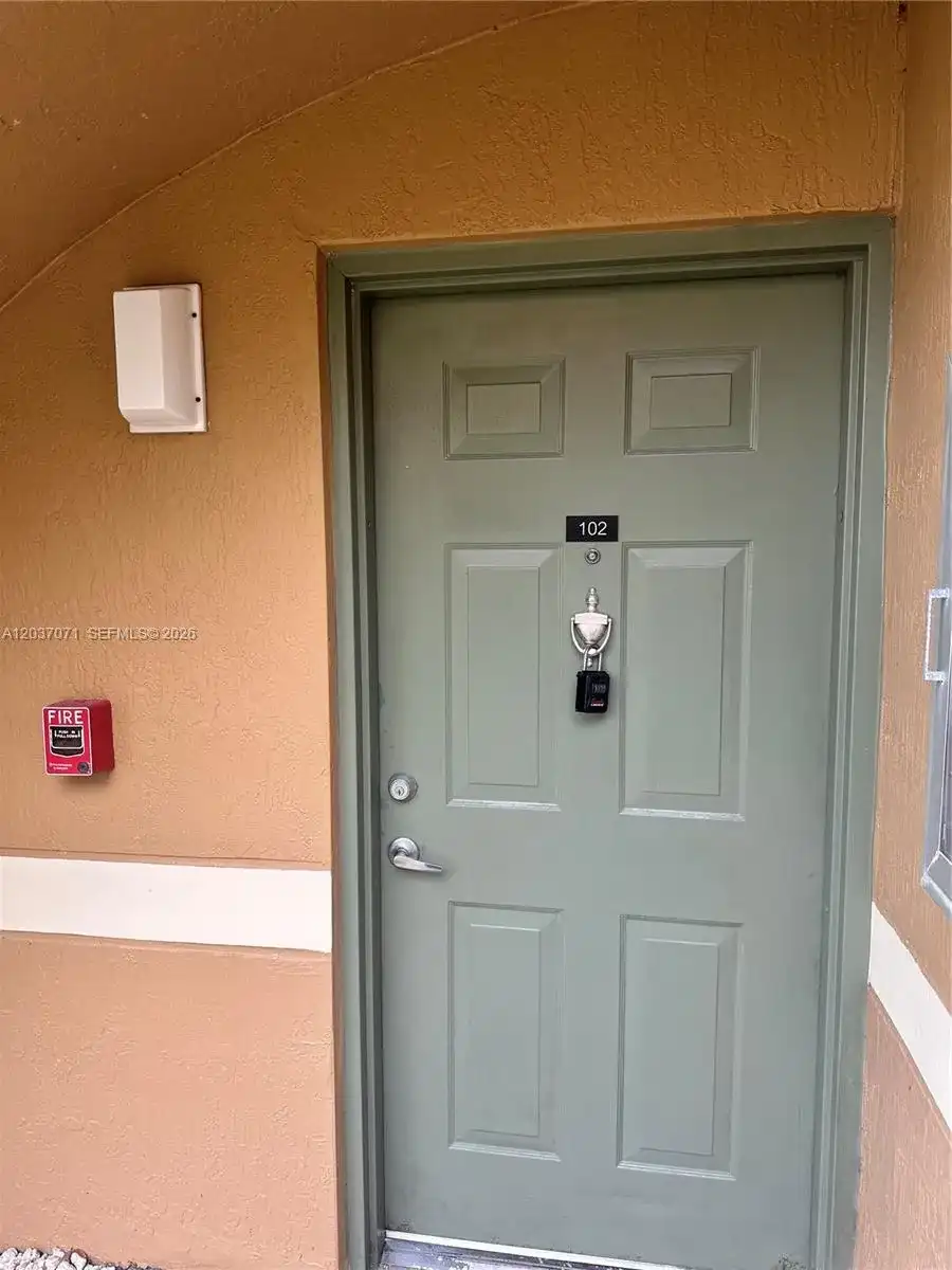 8050 N Nob Hill Rd # 102, Tamarac FL 33321