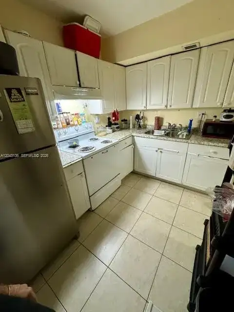 3700 NW 21st St # 410, Lauderdale Lakes FL 33311
