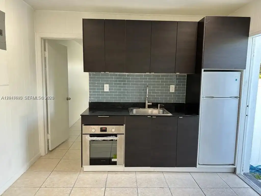 301 9th St # 1, Hallandale Beach FL 33009
