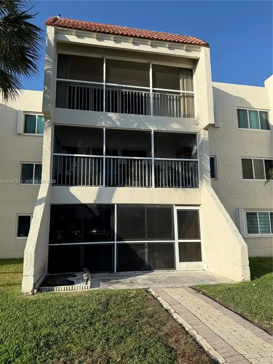 120 Lakeview Dr # 114, Weston FL 33326