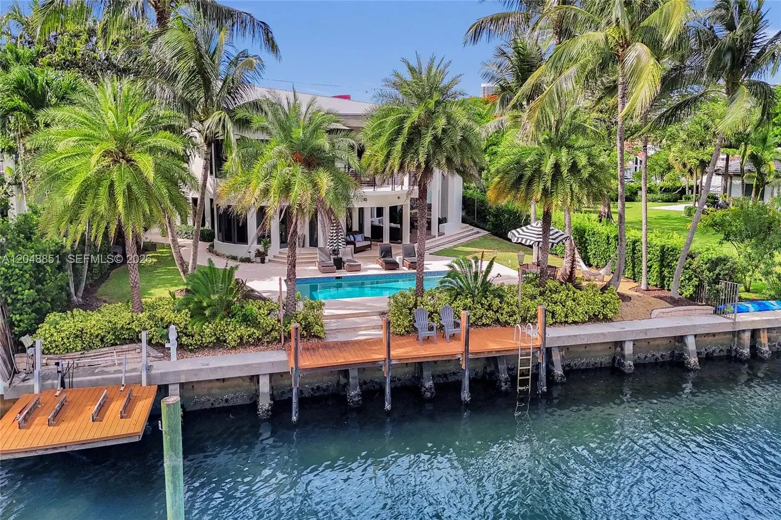 113 Holiday Dr, Hallandale Beach FL 33009