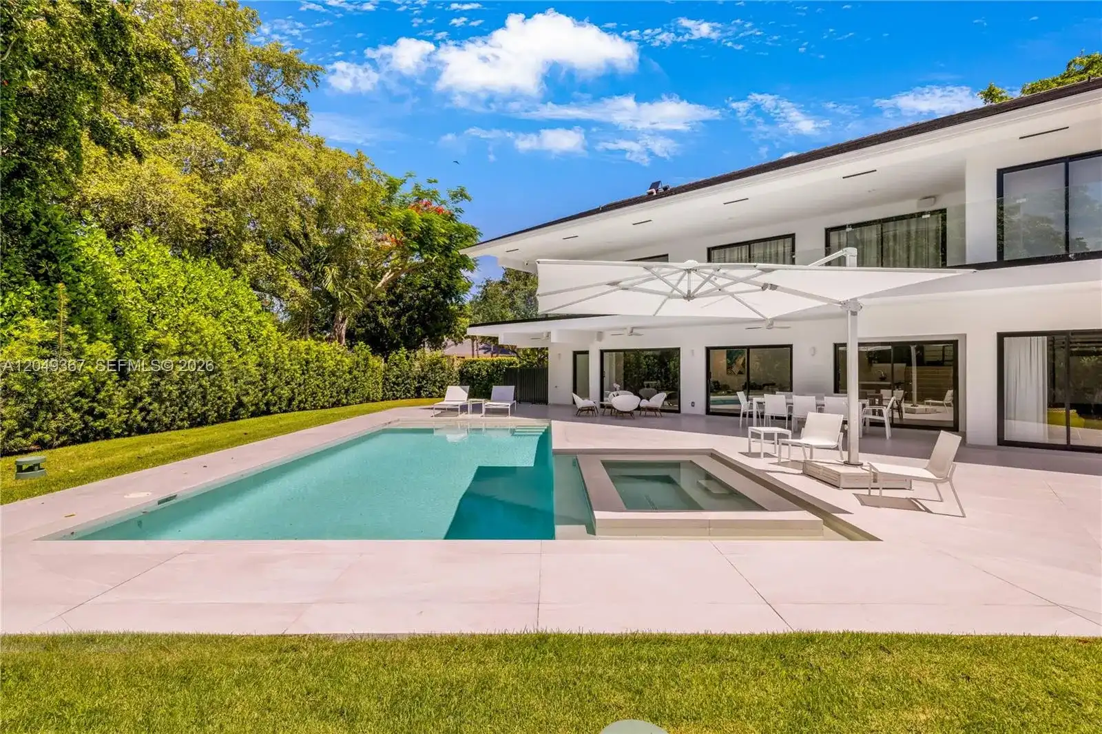 7180 E Lago Dr, Coral Gables FL 33143