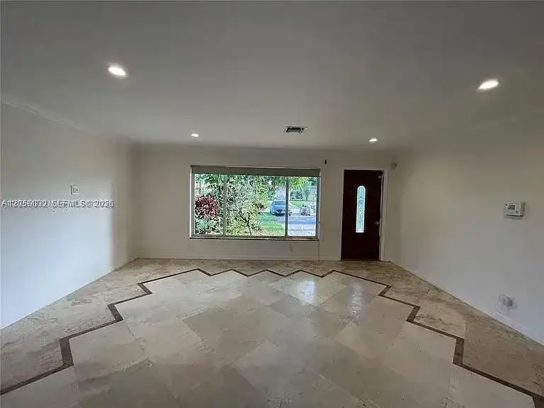 1107 NE 8th St, Hallandale Beach FL 33009