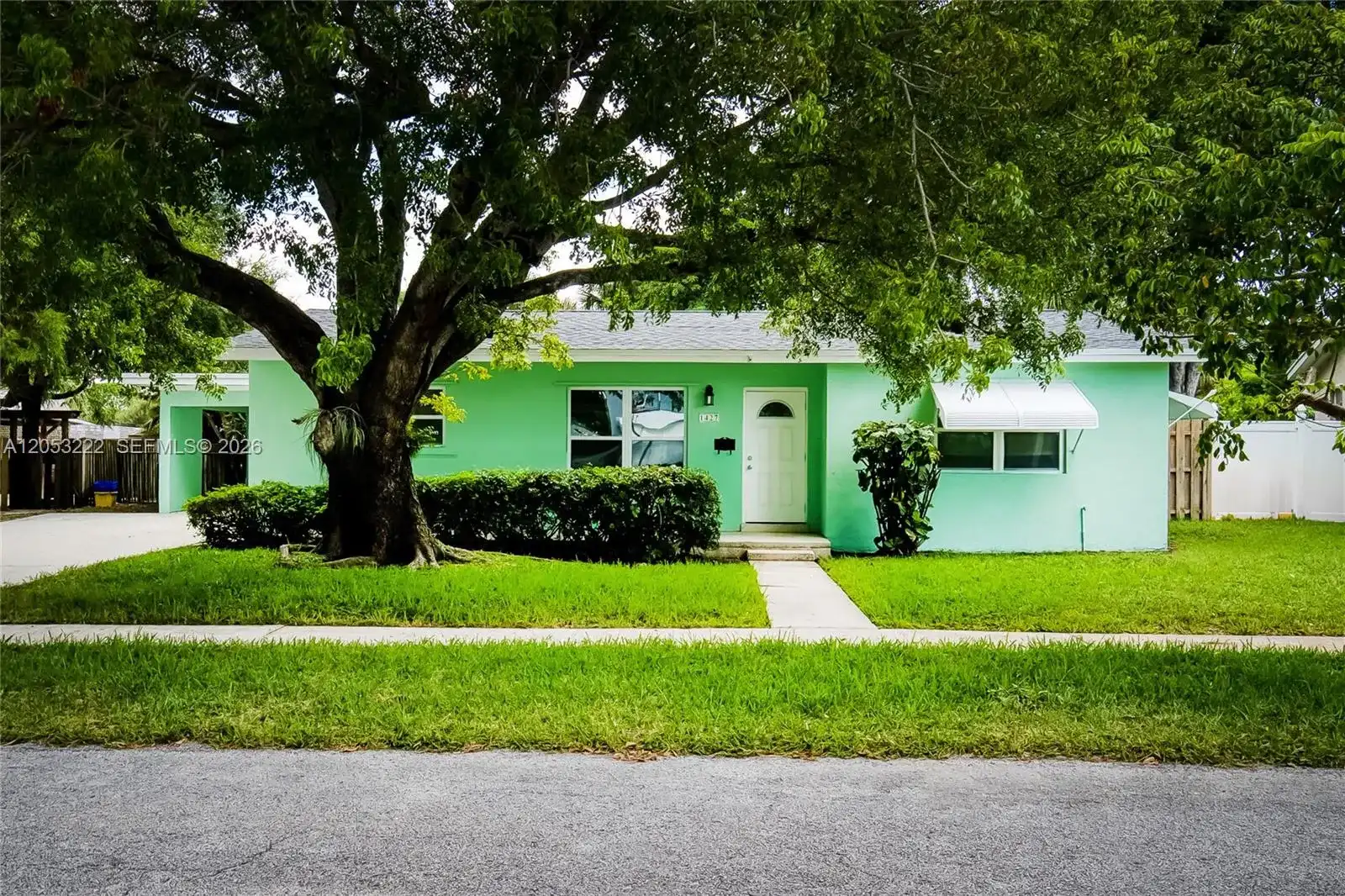 1427 Crest Dr, Lake Worth FL 33461