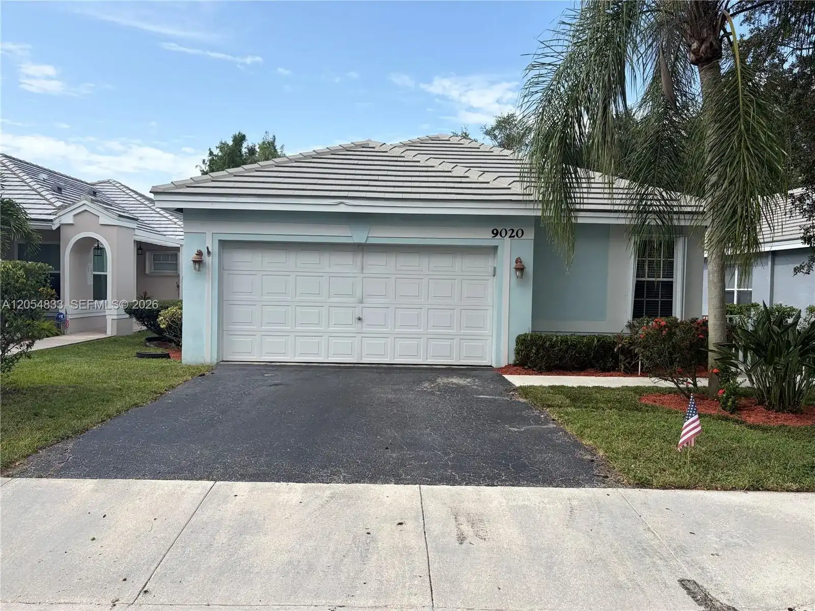 9020 N Lake Park Cir N, Davie FL 33328