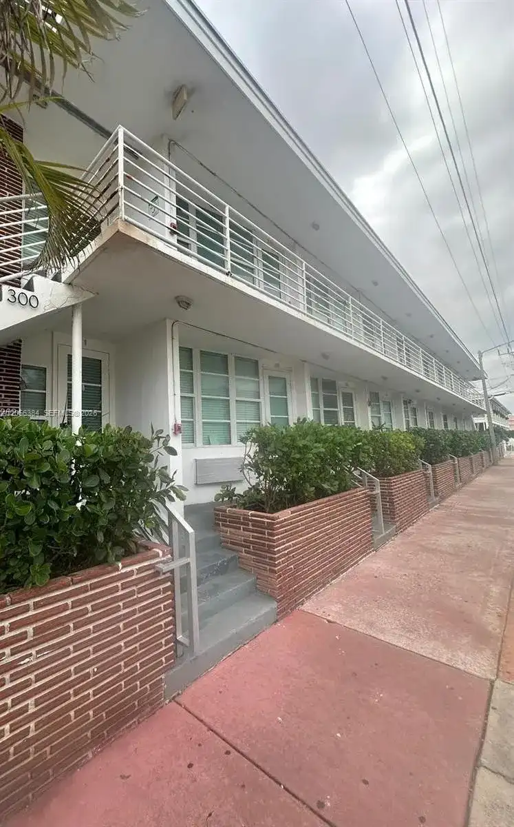 300 74th St # 17, Miami Beach FL 33141
