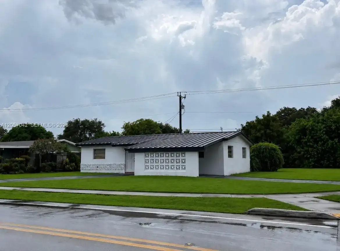 2581 NW 47th Ave, Lauderhill FL 33313
