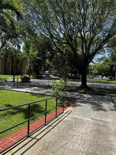 14525 N Kendall Dr # 304J, Miami FL 33186