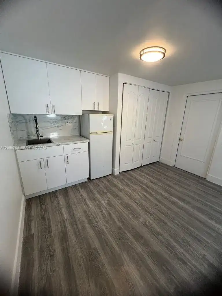 1999 NW 2nd St # 2, Miami FL 33125