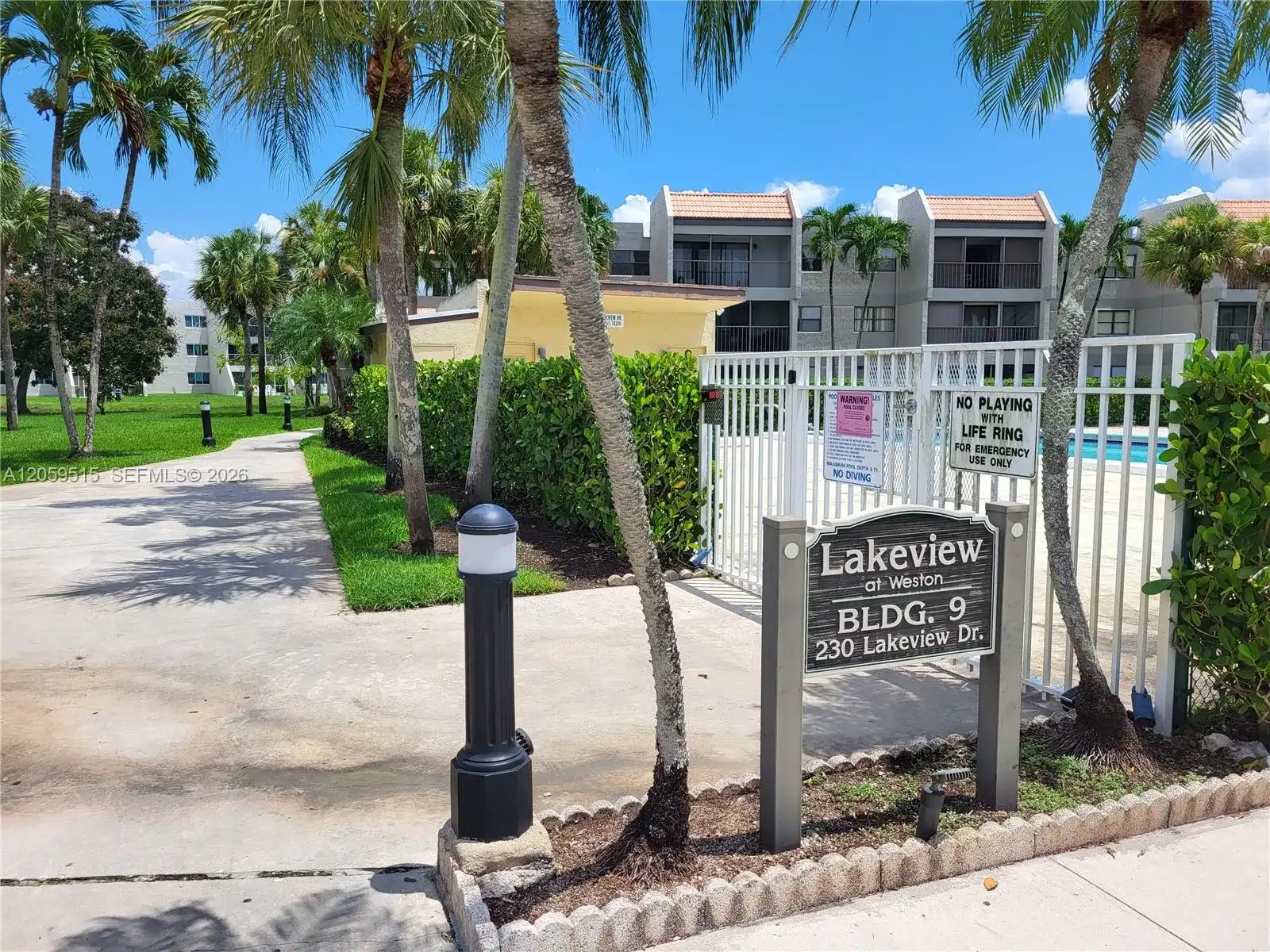 230 Lakeview Dr # 207, Weston FL 33326