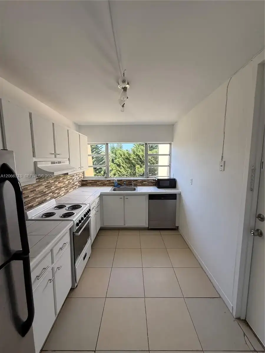 952 NE 199th St # 4K, Miami FL 33179