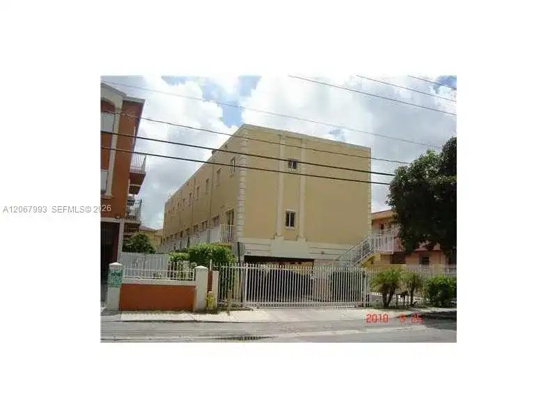 928 SW 3 # 207, Miami FL 33130