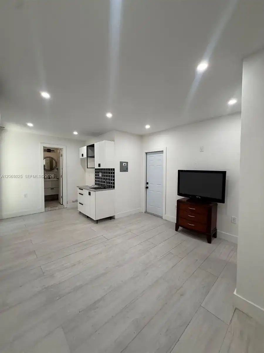 1140 N Douglas Rd # 1, Pembroke Pines FL 33024