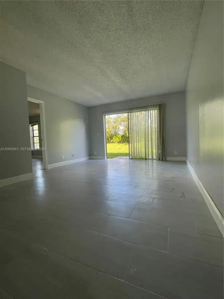 10169 Twin Lakes Dr, Coral Springs FL 33071