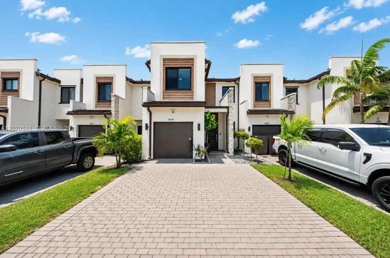 20576 NE 5th Pl, Miami FL 33179