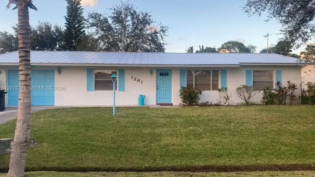 1261 SE Mendavia Ave, Port St. Lucie FL 34952