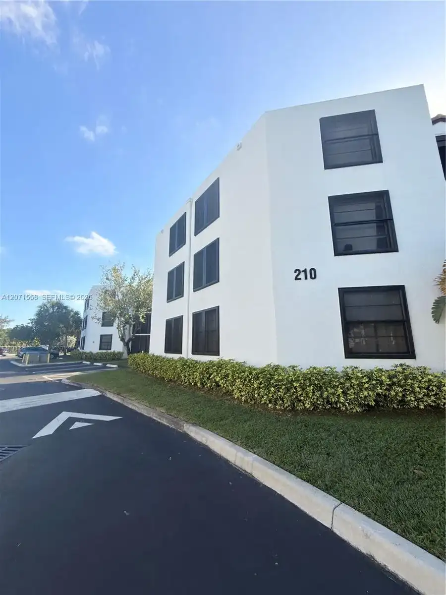 210 Lake Pointe Dr # 210, Oakland Park FL 33309