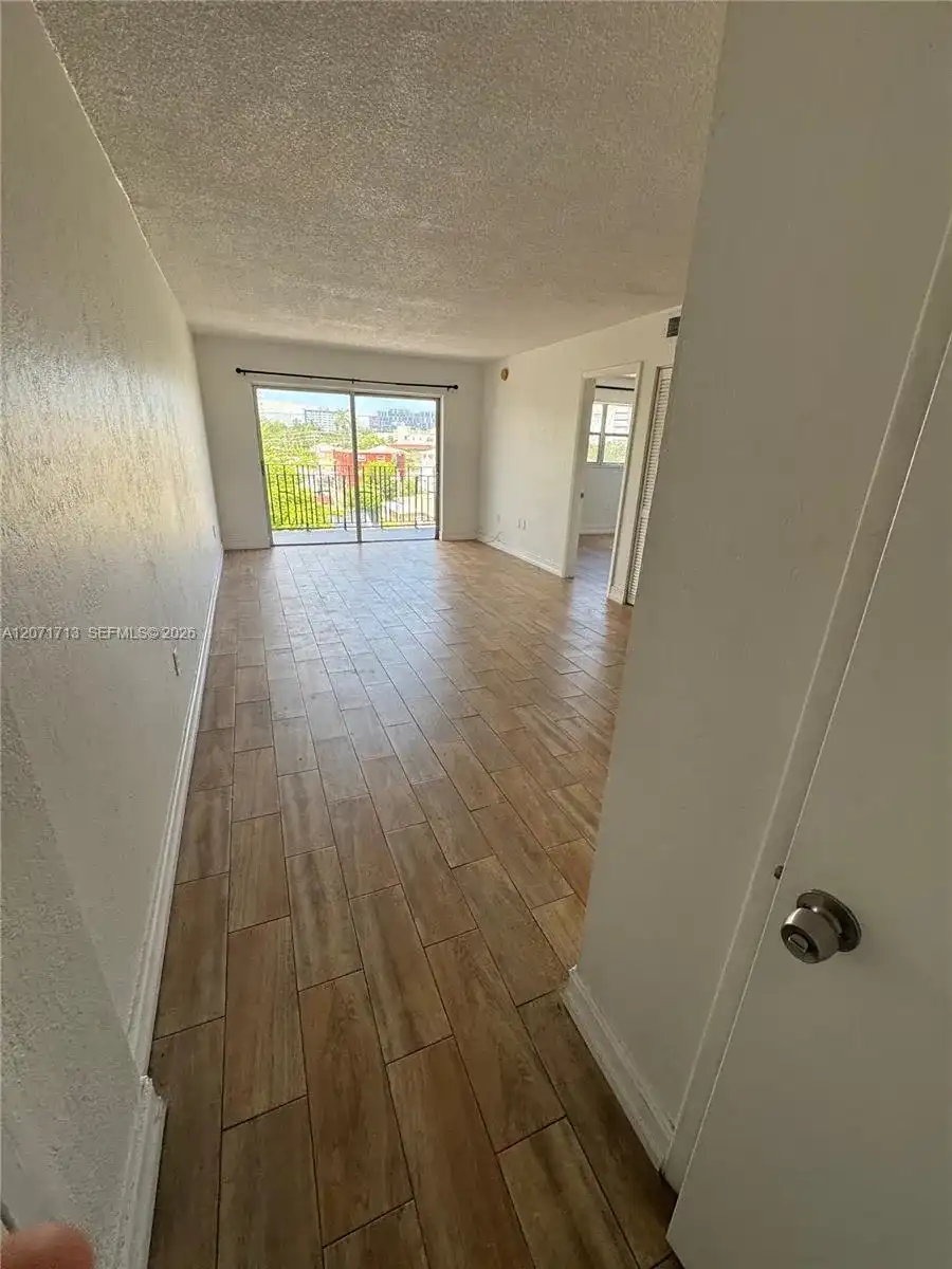 444 SW 4th St # 402, Miami FL 33130
