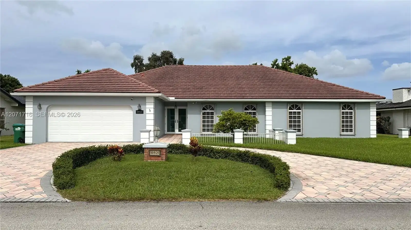 18921 W Oakmont Dr, Hialeah FL 33015